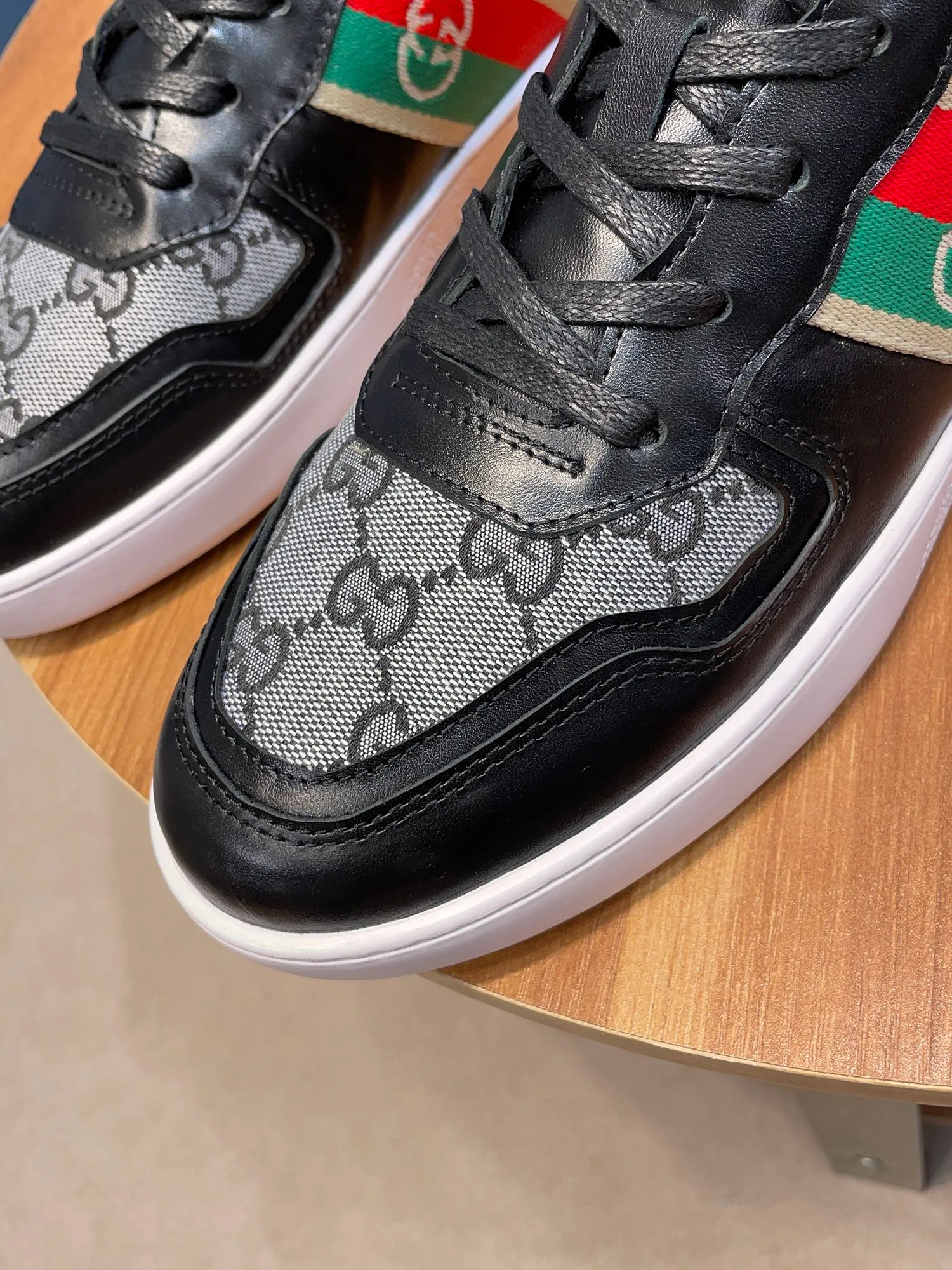 Factory price: 400💰New model is here again! [Gucci Sports Men's Shoes] Gucci fashionable casual men's shoes🇨🇳Original 1:1 mold opening, new model debuts first💯Not high-profile but avant-garde, simple, low-key and fashionable, super versatile style🌿Made of original cowhide with cloth➕Sheepskin lining🎋The version is comfortable on the feet, first-class workmanship🍍Size 38-44